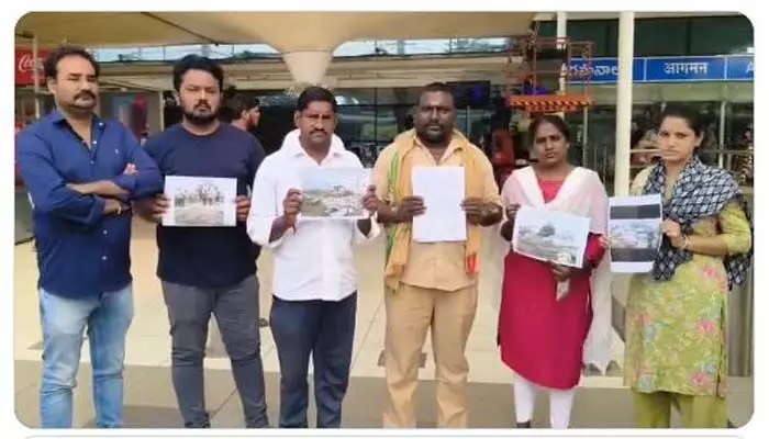 మాజీ సీఎం వద్ద గోడు వెల్లబోసుకున్న భవానీపురం ఫ్లాట్స్ వాసులు మాజీ సీఎం వద్ద గోడు వెల్లబోసుకున్న భవానీపురం ఫ్లాట్స్ వాసులు