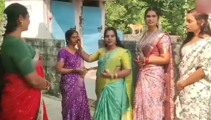 సర్పంచ్ ఎన్నికల ప్రచారంలో ట్రాన్స్ జెండర్లు సర్పంచ్ ఎన్నికల ప్రచారంలో ట్రాన్స్ జెండర్లు