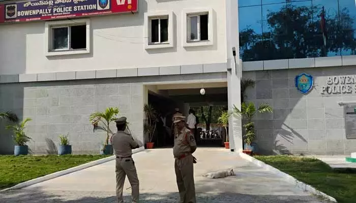 నగరంలో హవాలా రాకెట్ గుట్టు రట్టు.. కారులో రూ.4 కోట్ల నగదు స్వాధీనం నగరంలో హవాలా రాకెట్ గుట్టు రట్టు.. కారులో రూ.4 కోట్ల నగదు స్వాధీనం