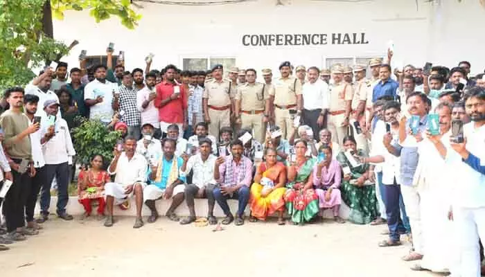 బాధితులకు 106 మొబైల్ ఫోన్లు అందజేత బాధితులకు 106 మొబైల్ ఫోన్లు అందజేత