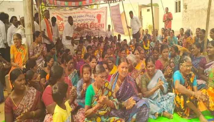 కొనసాగుతున్న ఎర్రవెల్లి రిలే నిరాహారదీక్షలు కొనసాగుతున్న ఎర్రవెల్లి రిలే నిరాహారదీక్షలు