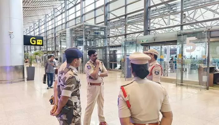 ఇండిగో విమానాల ఇష్యూ.. శంషాబాద్ ఎయిర్పోర్ట్లో పోలీసులు ఇండిగో విమానాల ఇష్యూ.. శంషాబాద్ ఎయిర్పోర్ట్లో పోలీసులు