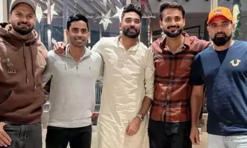 టీమిండియా ప్లేయ‌ర్ల‌కు హైద‌రాబాద్ బిర్యానీ తినిపించిన సిరాజ్‌