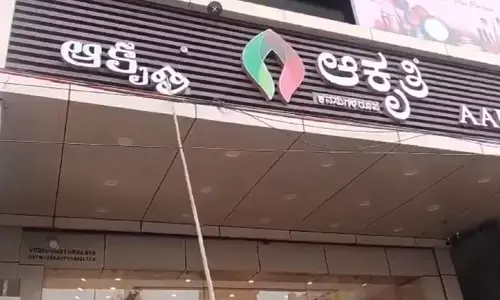 కర్నాటకలో దుకాణాల తెలుగు బోర్డులు తొలగింపు