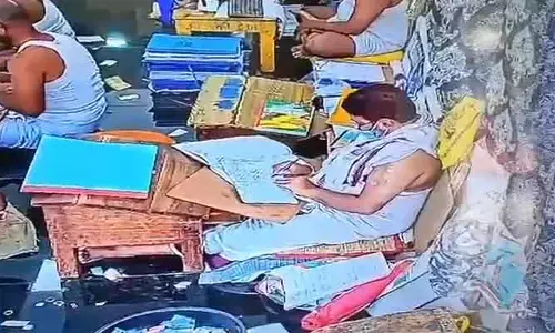 మమ్మల్ని వదిలేయండి: పరకామణి చోరీ నిందితుడు తీవ్ర ఆవేదన