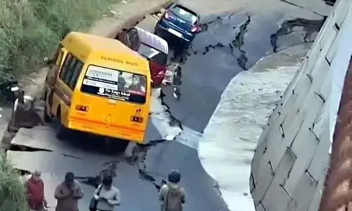 కుంగిన జాతీయ రహదారి.. పగుళ్లలో ఇరుక్కున్న పలు వాహనాలు.. కేంద్రమంత్రిపై తీవ్ర విమర్శలు