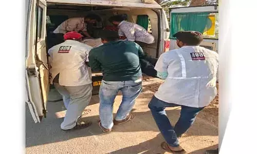 ద్విచ‌క్ర వాహ‌నం అదుపు త‌ప్పి వ్య‌క్తికి తీవ్ర‌ గాయాలు