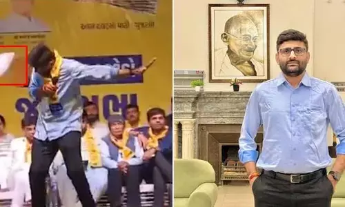 viral: ఎమ్మెల్యే ప్రసంగిస్తుండగా చెప్పు విసిరిన కాంగ్రెస్ కార్యకర్త!