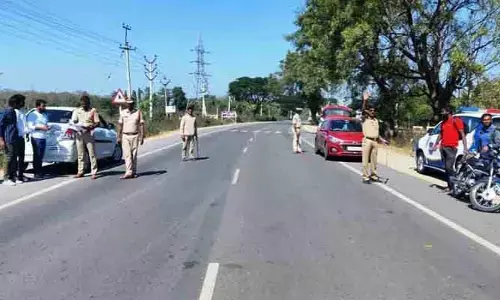 వాహ‌నాల త‌నిఖీ.. రూ.1ల‌క్ష న‌గ‌దు ప‌ట్టివేత