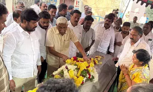 పోరాటం చేద్దాం.. చనిపోవద్దు : ఈశ్వర్ పార్థివ దేహానికి కోదండరాం నివాళులు