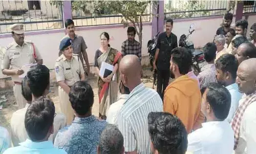 ప్రలోభాలకు లొంగకుండా ఓటు హక్కును వినియోగించుకోండి :  ఎస్పీ జానకి