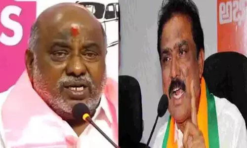 తగ్గేదేలే.. రాజకీయ వేఢీ..!