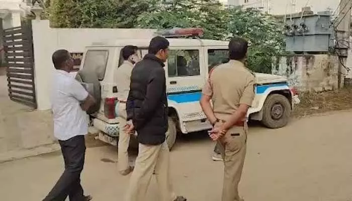 మదనపల్లె : ఫైల్స్ దగ్ధం కేసులో సీఐడీ సోదాలు మదనపల్లె : ఫైల్స్ దగ్ధం కేసులో సీఐడీ సోదాలు