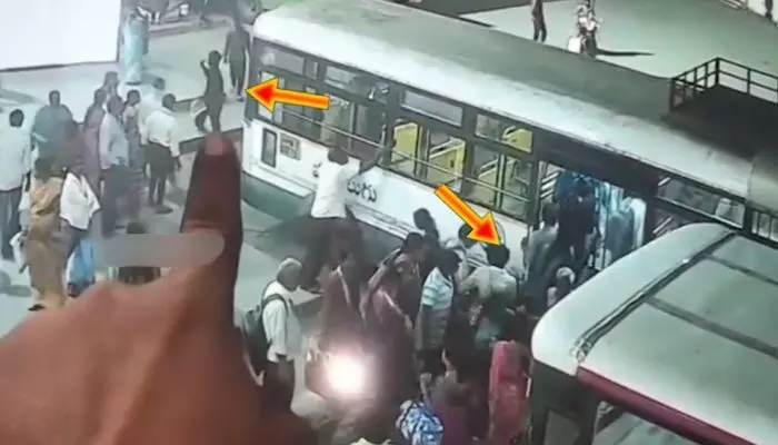 VIDEO: ఖమ్మంలో సెల్ ఫోన్ దొంగల హల్ చల్.. పది నిమిషాల్లో పది ఫోన్లు మాయం VIDEO: ఖమ్మంలో సెల్ ఫోన్ దొంగల హల్ చల్.. పది నిమిషాల్లో పది ఫోన్లు మాయం