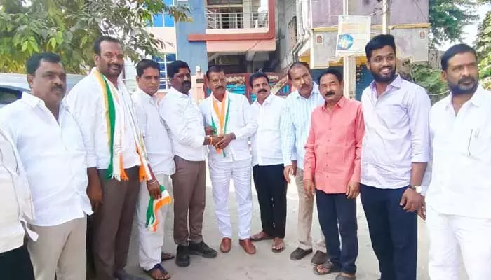 బీఆర్ఎస్కు భారీ షాక్.. కాంగ్రెస్లో చేరిన మాజీ ఎంపీటీసీ సాల్వేరు అశోక్ బీఆర్ఎస్కు భారీ షాక్.. కాంగ్రెస్లో చేరిన మాజీ ఎంపీటీసీ సాల్వేరు అశోక్