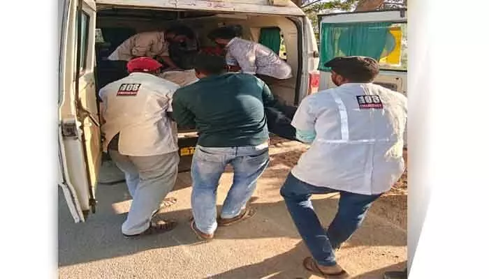 ద్విచక్ర వాహనం అదుపు తప్పి వ్యక్తికి తీవ్ర గాయాలు ద్విచక్ర వాహనం అదుపు తప్పి వ్యక్తికి తీవ్ర గాయాలు