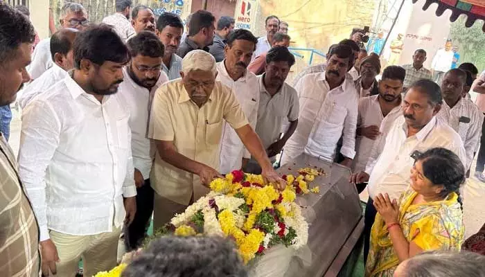 పోరాటం చేద్దాం.. చనిపోవద్దు : ఈశ్వర్ పార్థివ దేహానికి కోదండరాం నివాళులు పోరాటం చేద్దాం.. చనిపోవద్దు : ఈశ్వర్ పార్థివ దేహానికి కోదండరాం నివాళులు