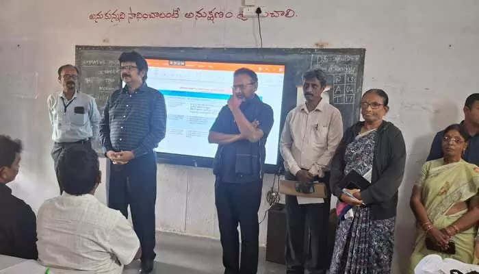ఎన్నికలు పారదర్శకంగా నిర్వహించాలి : కలెక్టర్ హనుమంతరావు ఎన్నికలు పారదర్శకంగా నిర్వహించాలి : కలెక్టర్ హనుమంతరావు