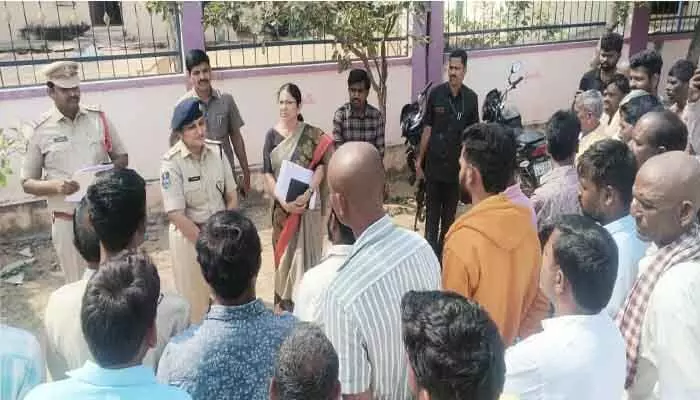 ప్రలోభాలకు లొంగకుండా ఓటు హక్కును వినియోగించుకోండి : ఎస్పీ జానకి ప్రలోభాలకు లొంగకుండా ఓటు హక్కును వినియోగించుకోండి : ఎస్పీ జానకి