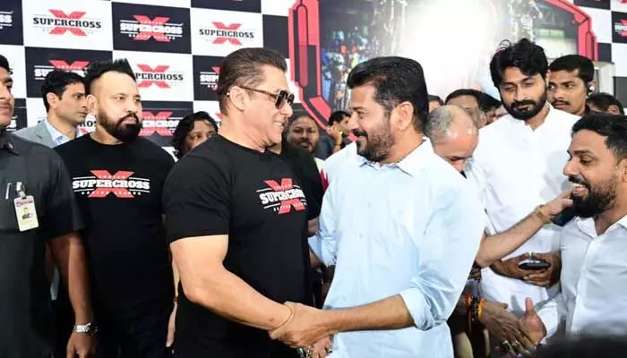 హగ్ చేసుకున్న CM రేవంత్, సల్మాన్ ఖాన్ హగ్ చేసుకున్న CM రేవంత్, సల్మాన్ ఖాన్