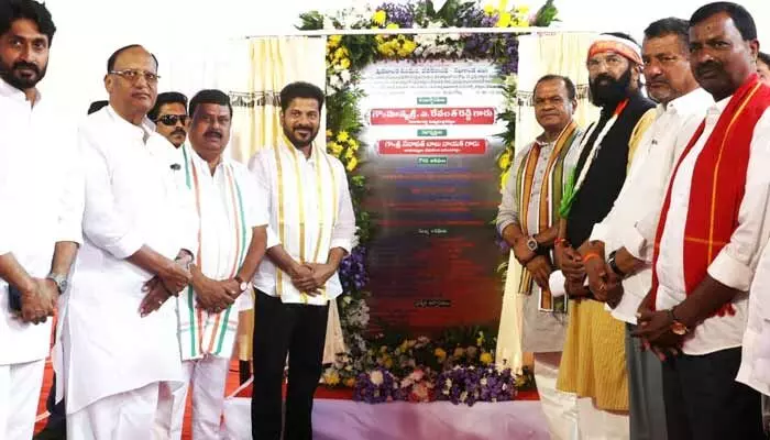 సన్నబియ్యం పంపిణీలో దేశానికే తెలంగాణ ఆదర్శం: సీఎం రేవంత్ సన్నబియ్యం పంపిణీలో దేశానికే తెలంగాణ ఆదర్శం: సీఎం రేవంత్