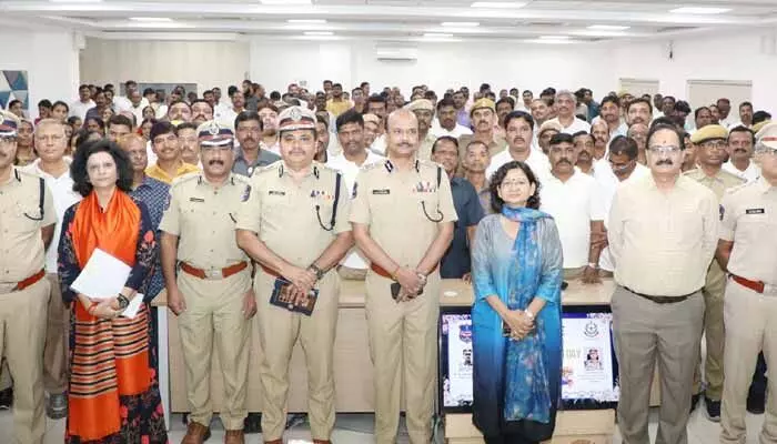 విపత్తుల నిర్వహణ, ట్రాఫిక్ నియంత్రణ, శాంతిభద్రతల పరిరక్షణ హోంగార్డ్ పాత్ర కీలకం: డీజీపీ బి.శివధర్ రెడ్డి విపత్తుల నిర్వహణ, ట్రాఫిక్ నియంత్రణ, శాంతిభద్రతల పరిరక్షణ హోంగార్డ్ పాత్ర కీలకం: డీజీపీ బి.శివధర్ రెడ్డి