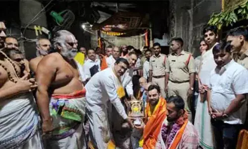 సింహాచలం వరాహ లక్ష్మీనరసింహ స్వామిని దర్శించుకున్న విరాట్ కోహ్లీ