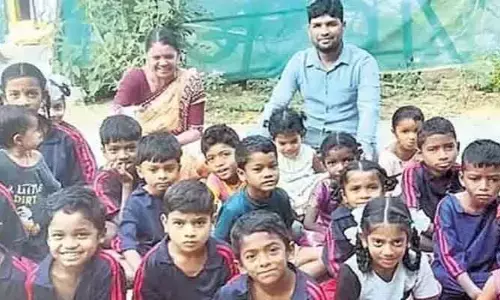 విద్యార్థిని స్కూలుకు పంపడంలేదని ఇంటిముందు ధర్నా!