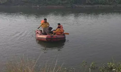 సాగ‌ర్ కాలువ‌లో లారీ డ్రైవ‌ర్ గ‌ల్లంతు