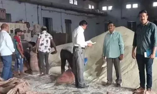 హుజూరాబాద్ లో భారీగా పీడీఎస్ బియ్యం ప‌ట్టివేత