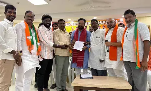 ఫ్లైఓవర్ నిర్మాణ పనులు వేగవంతం చేయాలని కిషన్ రెడ్డికి వినతిపత్రం అందజేత