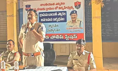 ఓటర్లు ప్రలోభాలకు లొంగకుండా ఓటు హక్కును వినియోగించుకోవాలి: డీఎస్పీ శ్రీనివాసరావు
