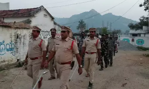 కుంచమర్తిలో పోలీసుల ఫ్లాగ్ మార్చ్