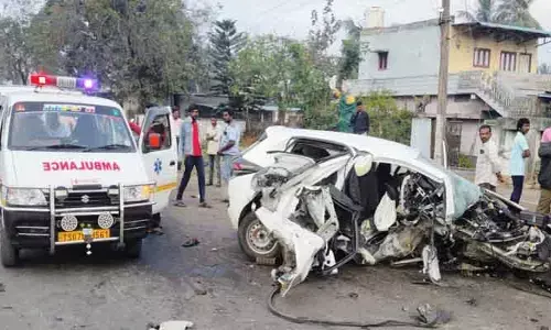 డివైడ‌ర్ ని ఢీ కొట్టిన కారు.. మ‌రో యువ‌కుడు మృతి