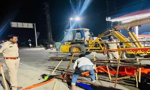 కూలిన అంజన్న జాతర తోరణం