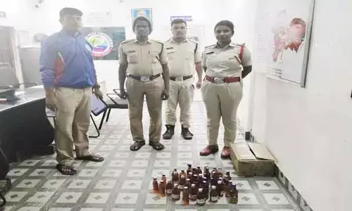 అక్ర‌మంగా మ‌ద్యం అమ్ముతున్న ముగ్గురు వ్య‌క్తుల‌పై కేసు న‌మోదు