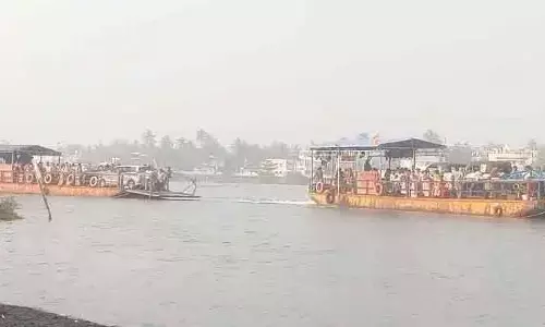 న‌దిలో నిలిపోయిన పంటు.. ప్రయాణికుల్లో అలజడి