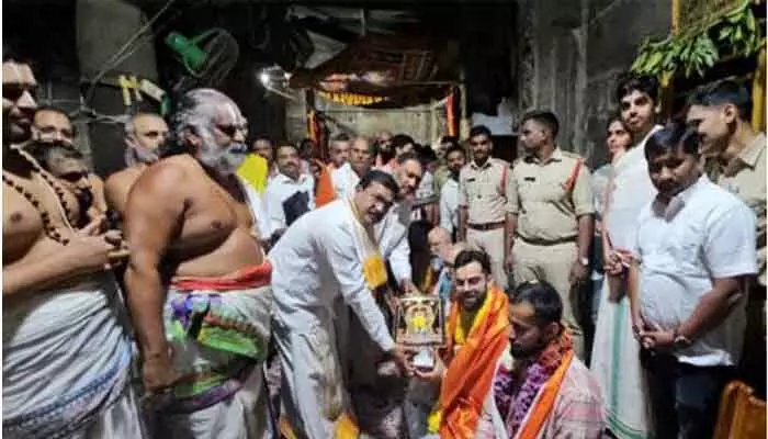 సింహాచలం వరాహ లక్ష్మీనరసింహ స్వామిని దర్శించుకున్న విరాట్ కోహ్లీ సింహాచలం వరాహ లక్ష్మీనరసింహ స్వామిని దర్శించుకున్న విరాట్ కోహ్లీ