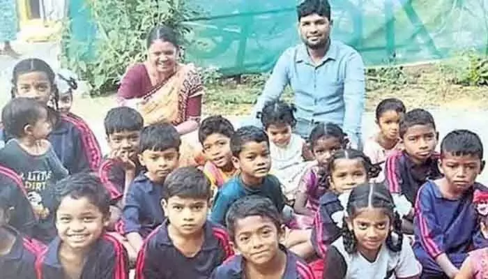 విద్యార్థిని స్కూలుకు పంపడంలేదని ఇంటిముందు ధర్నా! విద్యార్థిని స్కూలుకు పంపడంలేదని ఇంటిముందు ధర్నా!