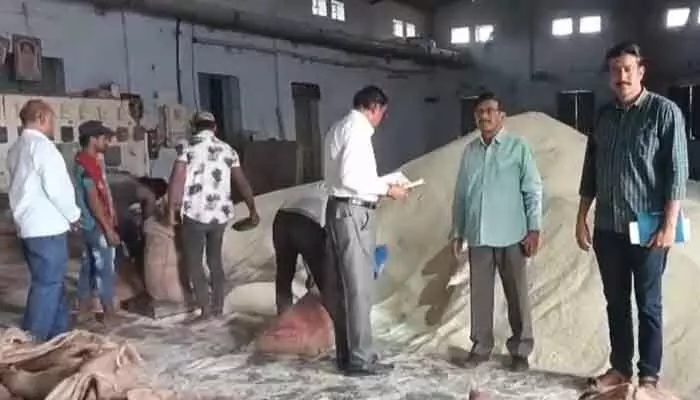హుజూరాబాద్ లో భారీగా పీడీఎస్ బియ్యం పట్టివేత హుజూరాబాద్ లో భారీగా పీడీఎస్ బియ్యం పట్టివేత