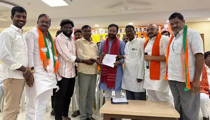 ఫ్లైఓవర్ నిర్మాణ పనులు వేగవంతం చేయాలని కిషన్ రెడ్డికి వినతిపత్రం అందజేత ఫ్లైఓవర్ నిర్మాణ పనులు వేగవంతం చేయాలని కిషన్ రెడ్డికి వినతిపత్రం అందజేత