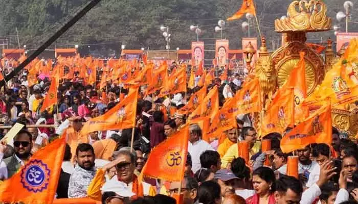 శ్రీకృష్ణ నామస్మరణతో మార్మోగిన కోల్కతా నగరం.. వీడియో వైరల్ శ్రీకృష్ణ నామస్మరణతో మార్మోగిన కోల్కతా నగరం.. వీడియో వైరల్