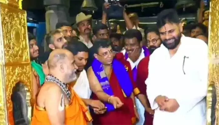ఉడిపిలో శ్రీకృష్ణ మఠాన్ని సందర్శించిన పవన్ కళ్యాణ్ ఉడిపిలో శ్రీకృష్ణ మఠాన్ని సందర్శించిన పవన్ కళ్యాణ్