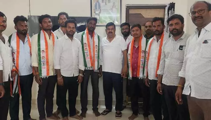 కాంగ్రెస్లో చేరుతున్న బీఆర్ఎస్ శ్రేణులు..! కాంగ్రెస్లో చేరుతున్న బీఆర్ఎస్ శ్రేణులు..!