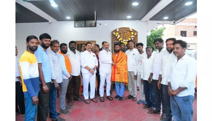 ఇచ్చిన మాట నిలబెట్టుకున్న బండి ఇచ్చిన మాట నిలబెట్టుకున్న బండి