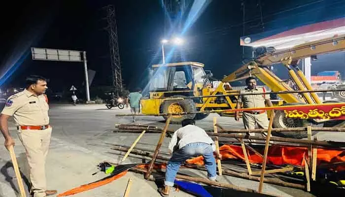 కూలిన అంజన్న జాతర తోరణం కూలిన అంజన్న జాతర తోరణం
