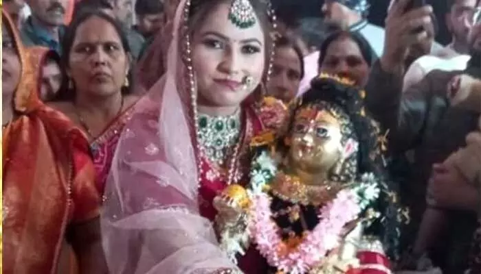 శ్రీకృష్ణుడే నా భర్త.. విగ్రహాన్ని వివాహం చేసుకున్న యువతి శ్రీకృష్ణుడే నా భర్త.. విగ్రహాన్ని వివాహం చేసుకున్న యువతి
