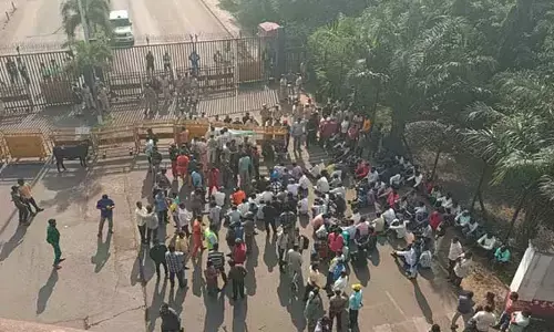 గంగవరం పోర్టులో మత్స్యకారుల ధర్నా
