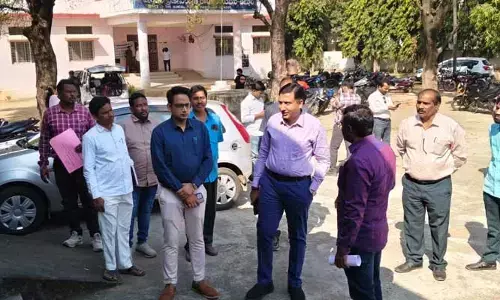 ఉట్నూర్‌లోని పోస్టల్ బ్యాలెట్‌ను పరిశీలించిన కలెక్టర్ రాజర్షి షా