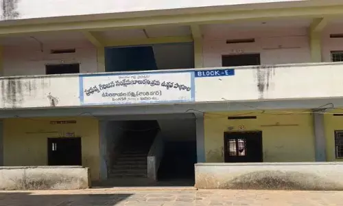 విధుల్లో ఉపాధ్యాయుడి నిర్లక్ష్యం